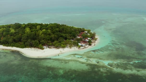 Маленький Тропічний Острів Атолі Прекрасним Піщаним Пляжем Оточеним Кораловим Рифом — стокове відео