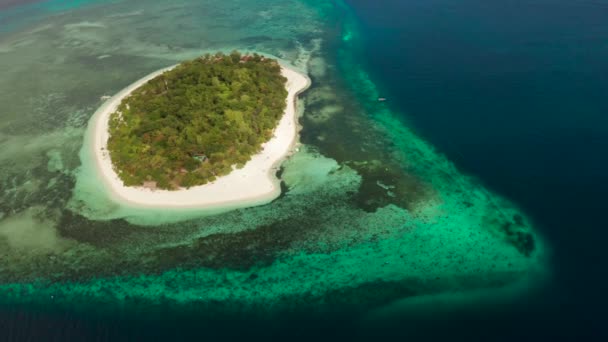 ターコイズブルーの水 空中ドローンで環礁とサンゴ礁に囲まれた熱帯の島と砂浜 熱帯の島とサンゴ礁 夏と旅行休暇のコンセプト カミギン フィリピン — ストック動画