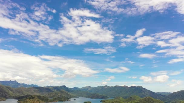 在热带植被的丘陵和乌云的蓝天之间的高山湖景 Randenigala水库 斯里兰卡 — 图库视频影像