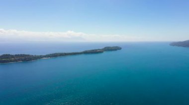 Kum plajlı Büyük Liguid Adası 'nın havadan görünüşü mercan resifli palmiye ağaçları. Büyük Cruz Adası, Filipinler, Samal.