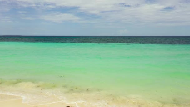 Bovenaanzicht Van Transparant Turquoise Oceaanwateroppervlak Kopieer Ruimte Voor Tekst — Stockvideo