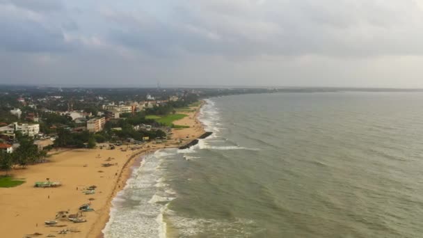 Воздушный Беспилотник Красивого Морского Пейзажа Бирюзовой Водой Фатомбо Шри Ланка — стоковое видео