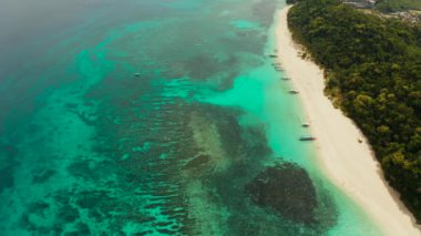 Gökyüzü deniz manzarası: Palmiye ağaçları ve mercan resifinin turkuaz sularıyla tropik plaj, yukarıdan, Puka deniz kabuğu plajı. Boracay, Filipinler. Tropikal adada sahili olan deniz burnu. Yaz ve seyahat