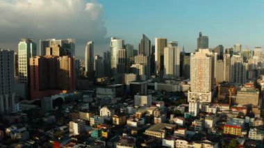Manila şehrinde gökdelenler, modern binalar ve Makati iş merkezi, hava aracı. Seyahat tatili kavramı.