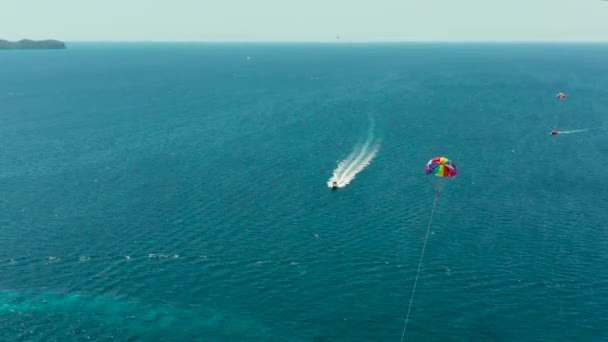 Люди Летят Красочном Парашюте Отбуксированном Моторной Лодкой Высоты Птичьего Полета — стоковое видео