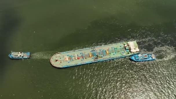 Tugs Pulling Heavy Barge River Top View Tugs Cargo Ship — Stock Video