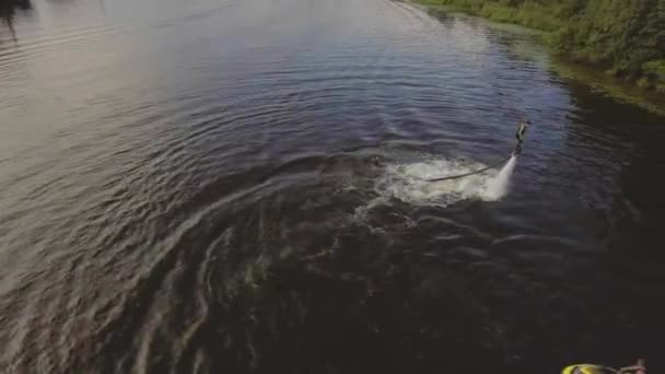 Nehirdeki Uçan Panodaki Adam Püskürtüldü Uçan Sörf Tahtasındaki Adam Gölün — Stok video