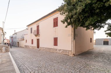 Hırvatistan 'ın Nin kentindeki tarihi kentin dar sokaklarındaki eski binalar. Meşhur Dalmaçya, Adratik sahillerde seyahat ediyor..