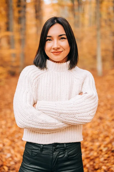 Retrato Jovem Mulher Floresta Durante Temporada Outono Colorido Menina Feliz — Fotografia de Stock