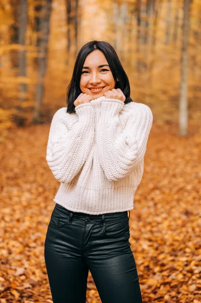 Портрет Молодой Женщины Лесу Время Красочного Осеннего Сезона Счастливая Девушка — стоковое фото