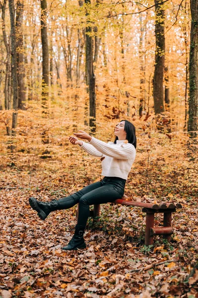 Menina Bonito Sorrindo Pulando Brincando Com Folhas Floresta Durante Temporada — Fotografia de Stock