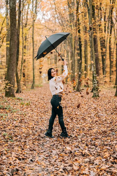 Menina Bonito Andando Floresta Brincando Com Guarda Chuva Folhas Durante — Fotografia de Stock