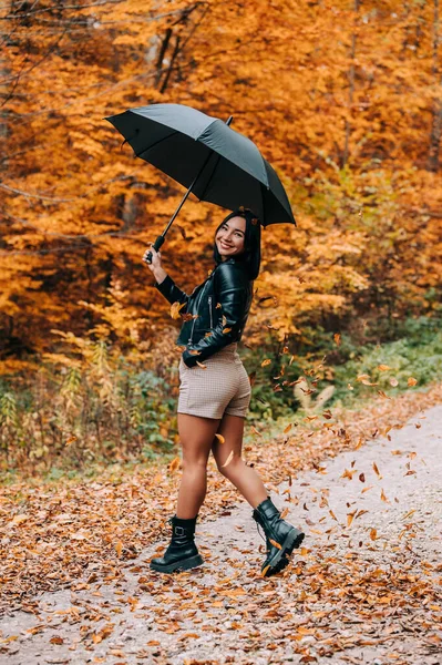 Menina Bonito Andando Floresta Brincando Com Guarda Chuva Folhas Durante — Fotografia de Stock