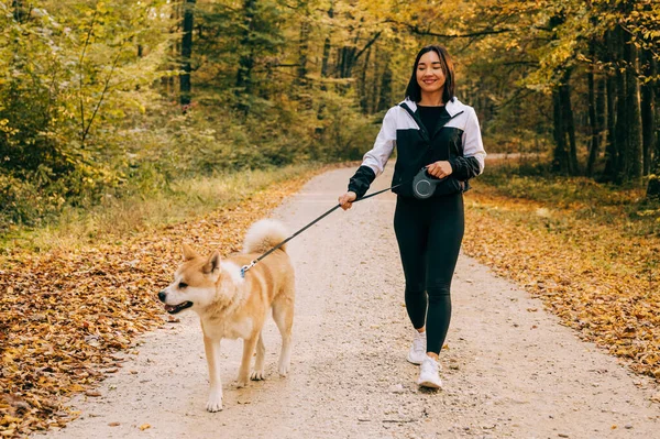 Πορτρέτο Ενός Ευτυχισμένου Κοριτσιού Πόδια Κατοικίδιο Σκυλί Της Στο Δάσος — Φωτογραφία Αρχείου