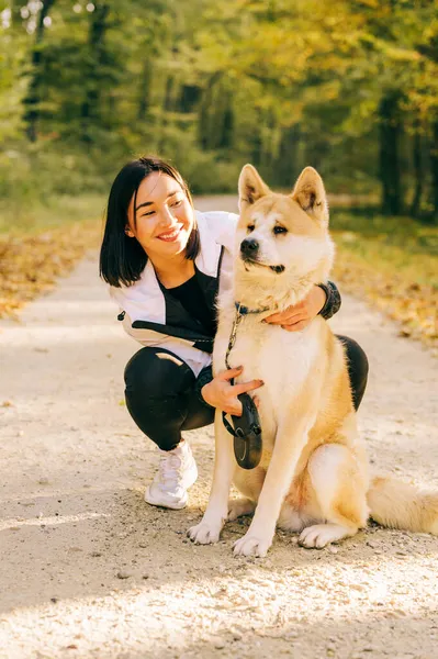 Portrait Une Fille Heureuse Promenant Son Chien Compagnie Dans Forêt — Photo