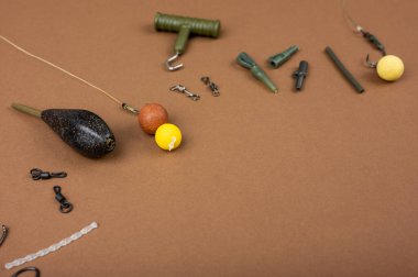 Sazan balıkçılığı ekipmanları kahverengi zemine yakın. Stüdyoda olta takımı konsepti. Boşluğu kopyala