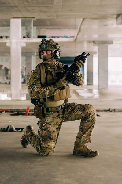 Operador Forças Especiais Vestindo Uniforme Multicam Seu Rifle Assalto 416 — Fotografia de Stock