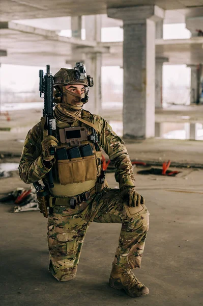 Operador Forças Especiais Vestindo Uniforme Multicam Seu Rifle Assalto 416 — Fotografia de Stock