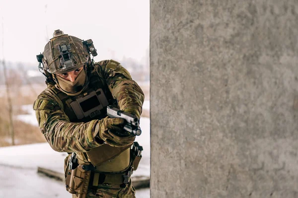 特种部队操作者穿着Multicam制服和他的手枪Xdm 9毫米 在废弃的大楼里练习Cqb战斗训练 城市环境中带枪的Coyote Brown和Mc齿轮 — 图库照片