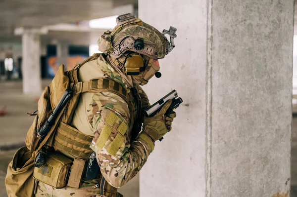 Operador Forças Especiais Vestindo Uniforme Multicam Sua Pistola Xdm 9Mm — Fotografia de Stock
