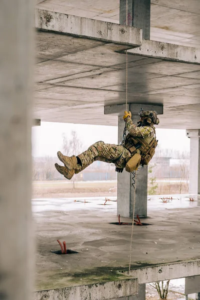 Operator Pasukan Khusus Rappeling Menuruni Bangunan Ditinggalkan Tali Multicam Camo — Stok Foto