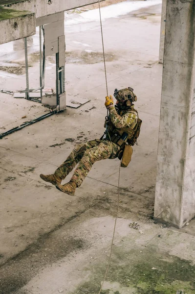 Operador Fuerzas Especiales Rappel Abajo Del Edificio Abandonado Cuerda Multicam — Foto de Stock