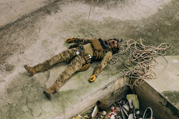 Forças Especiais Soldado Fingindo Morto Mostrando Cair Corda Enquanto Rapel — Fotografia de Stock