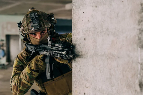 Operador Fuerzas Especiales Con Uniforme Multicam Rifle Asalto 416 Mientras Imagen de archivo