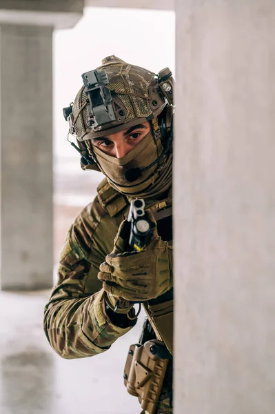 Operador Forças Especiais Vestindo Uniforme Multicam Sua Pistola Xdm 9Mm Imagens Royalty-Free