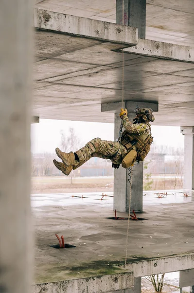 Operador Forças Especiais Descer Edifício Abandonado Corda Multicam Camo Com Fotografia De Stock