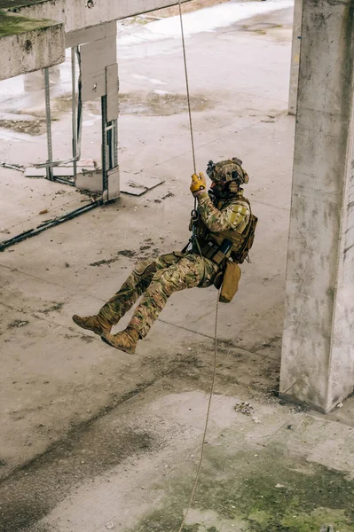Operador Forças Especiais Descer Edifício Abandonado Corda Multicam Camo Com Imagem De Stock