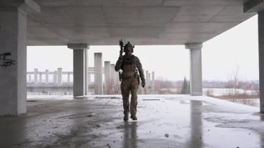 Multicam üniformalı özel kuvvetler operatörü ve saldırı tüfeği HK 416 terk edilmiş binada CQB savaş eğitimi alırken. Kentsel çevrede çakal kahverengi ve MC dişlisi.