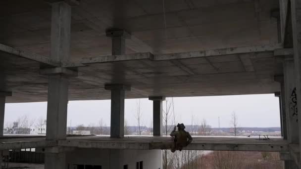 Operador Fuerzas Especiales Rappel Abajo Del Edificio Abandonado Cuerda Multicam — Vídeo de stock