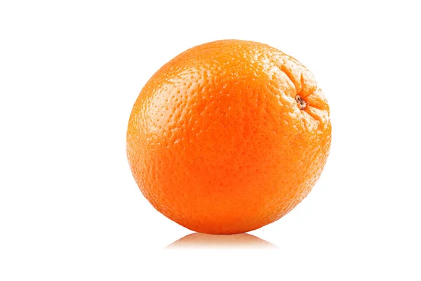 Foto de primer plano aislado fruta jugosa naranja con reflexión aislada sobre fondo blanco — Foto de Stock