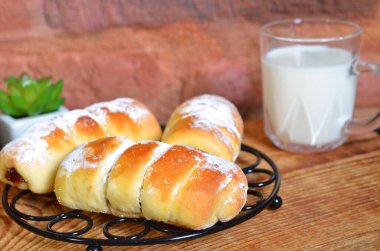 Ahşap bir tahtanın üzerinde maya çörekleri, köy usulü.