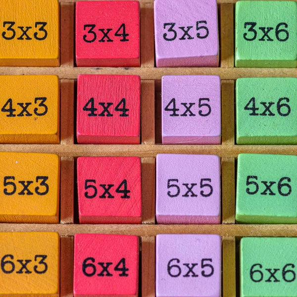 彩色木制乘法表 概念儿童玩具 图库图片