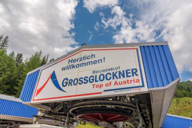 Heiligenblut, Avusturya - 7 Ağustos 2018: Grossglockner Heiligenblut kayak bölgesi Avusturya 'da kablo otomobil istasyonu Fleissalm