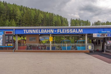 Heiligenblut, Avusturya - 7 Ağustos 2018: Grossglockner Heiligenblut kayak bölgesi Avusturya 'da kablo otomobil istasyonu Fleissalm