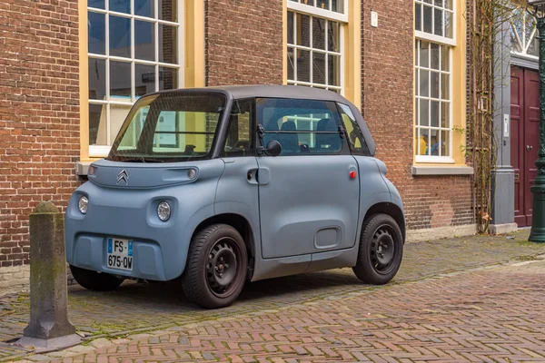 Leiden, Hollanda - 19 Şubat 2022: Citroen Ami ev elektrikli Fransız arabası sokağa park edildi