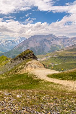 Avusturya 'nın Carinthia bölgesindeki dağ manzarası. Dağ zirveleri manzaralı güzel bir yürüyüş alanı.