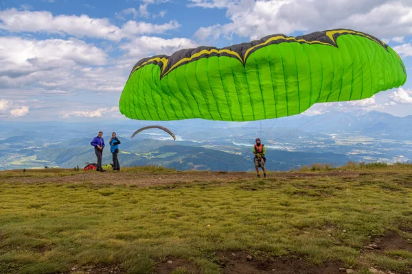 Treffen Austria August 2019 Paraglider Waits Wind Right Make Jump — Stock Photo, Image