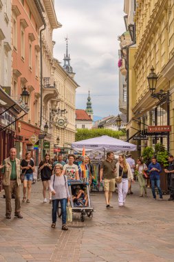 Klagenfurt, Avusturya - 8 Ağustos 2022: Klagenfurt, Avusturya şehir merkezinde alışveriş caddesi Kramergasse