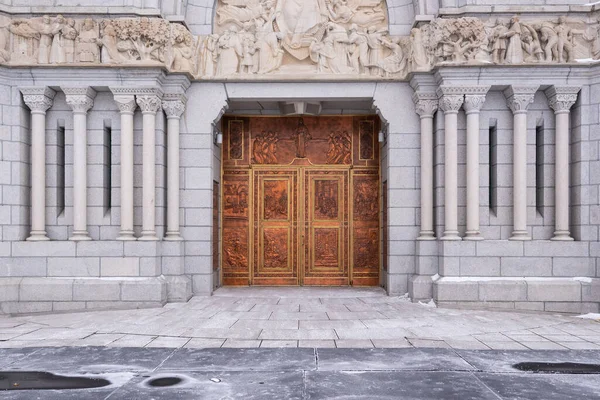 Sainte-Anne-de-Beaupre, Quebec, Kanada 29 Ocak 2022: Saint-Anne-de-Beaupre Bazilikasının St Anne (Quebec, Kanada)