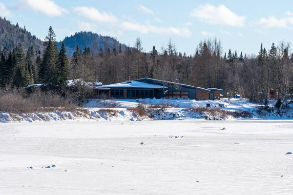 Kışın, Jacques-Cartier nehri vadisi SEPAQ 'un Jacques-Cartier Ulusal Parkı' nda (Quebec, Kanada)