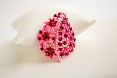 Pembe Enamel Renkli Yaprak Broşu Pembe ve Kırmızı Yapay Elmaslar