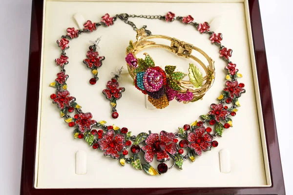 Fashion Jewelry Set Parure Halskette Ohrringe Armband Mehrfarbige Rosen — Stockfoto