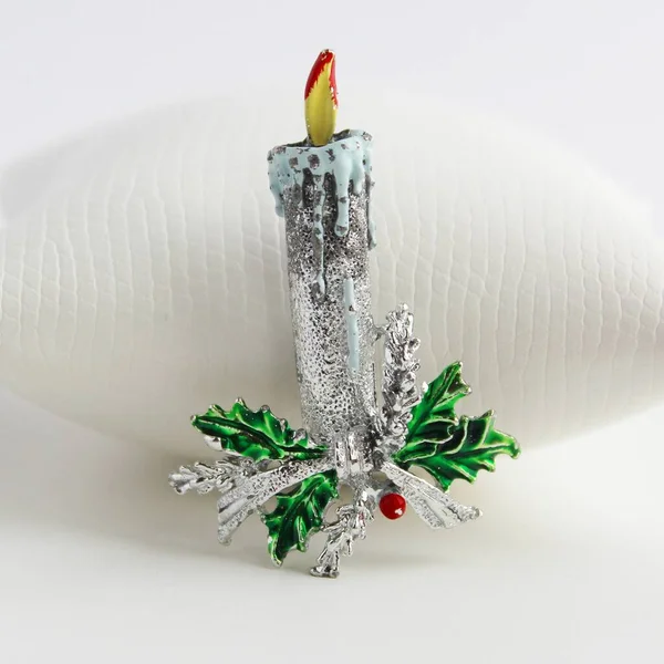 Figura Una Vela Navidad Ardiente Color Plata Sobre Fondo Blanco — Foto de Stock