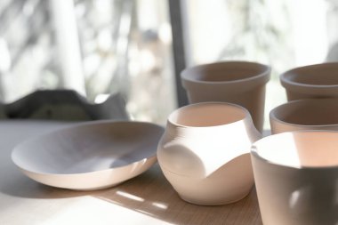 Yumuşak pastel renkte el yapımı seramik. Makro yumuşak odaklı ve çok sığ alan derinliğinde, bazı objeler odak dışı..