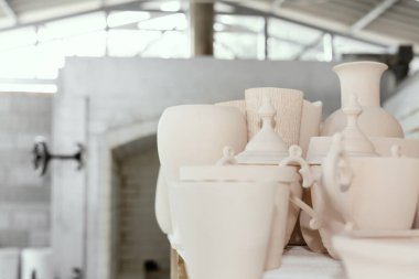 Yumuşak pastel renkte el yapımı seramik. Makro yumuşak odaklı ve çok sığ alan derinliğinde, bazı objeler odak dışı..