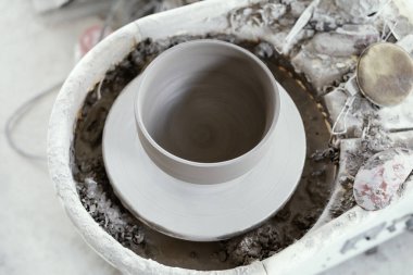 Yumuşak pastel renkte el yapımı seramik. Makro yumuşak odaklı ve çok sığ alan derinliğinde, bazı objeler odak dışı..